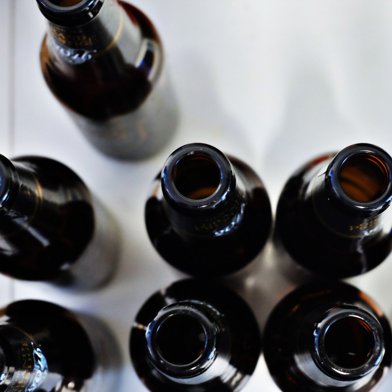 Bierflaschen reinigen und desinfizieren zum Brauen.