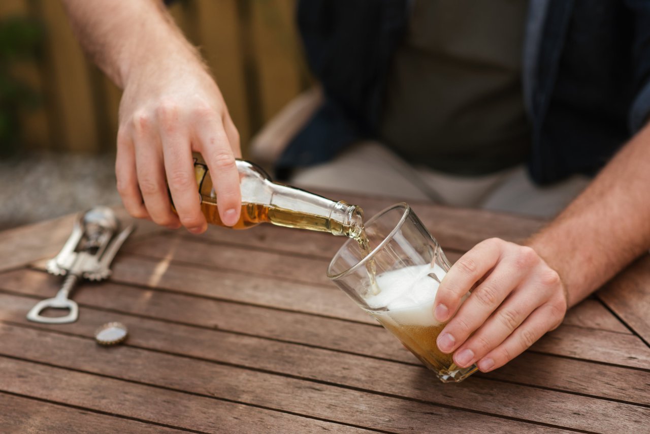 Bier selber Brauen Eine Person braut selber Craft Bier mit der Brauanleitung von Der Braukurs.