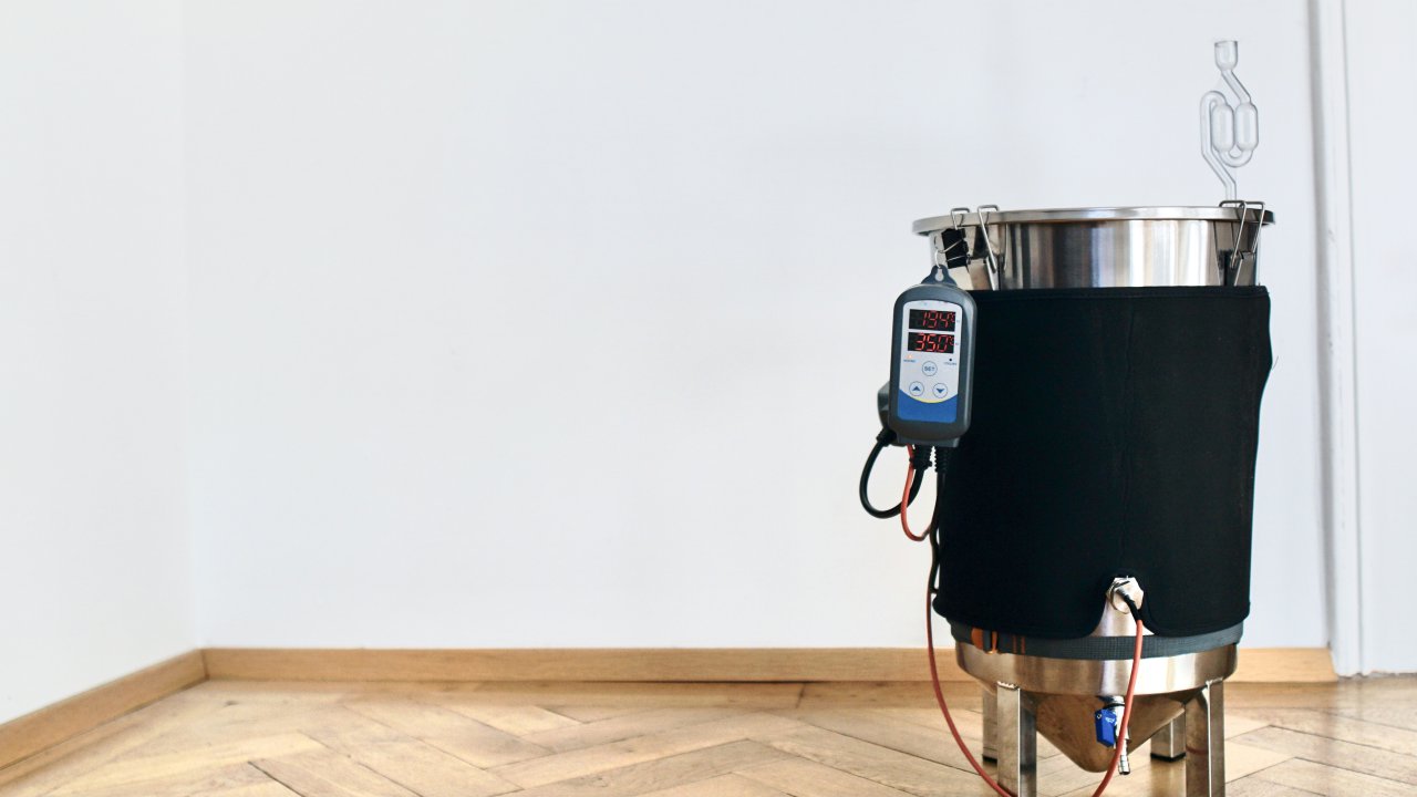 Aufbau der Gärbehälter-Heizung zum Brauen von Bier im Winter.